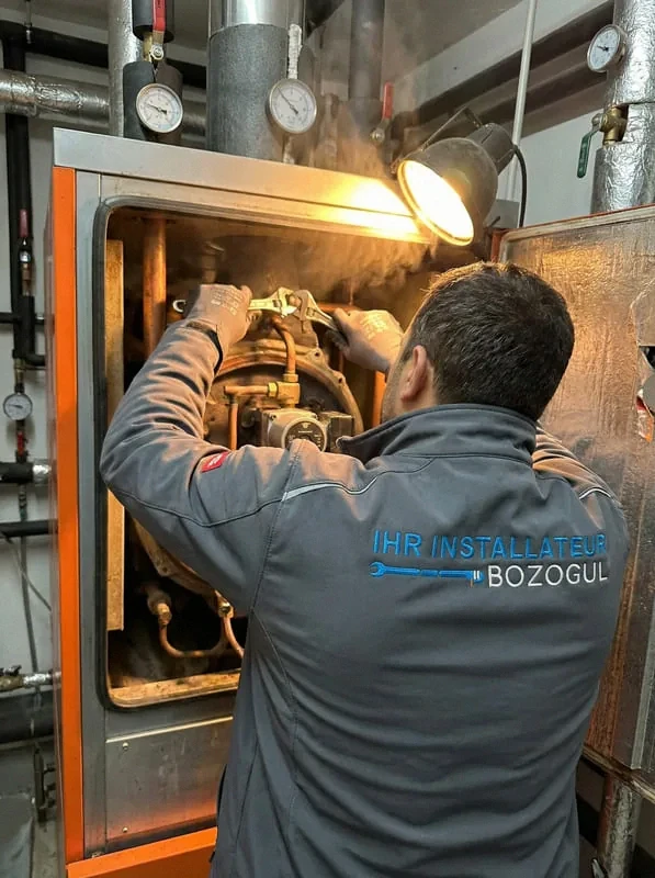 Thermenwartung Wien – Installateur prüft Gastherme